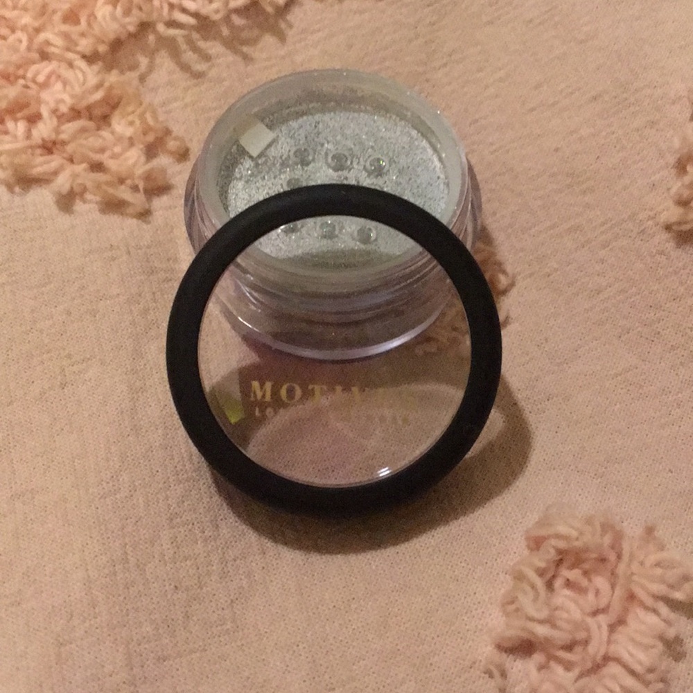 Motives Cosmetics - Picture 4 of 4